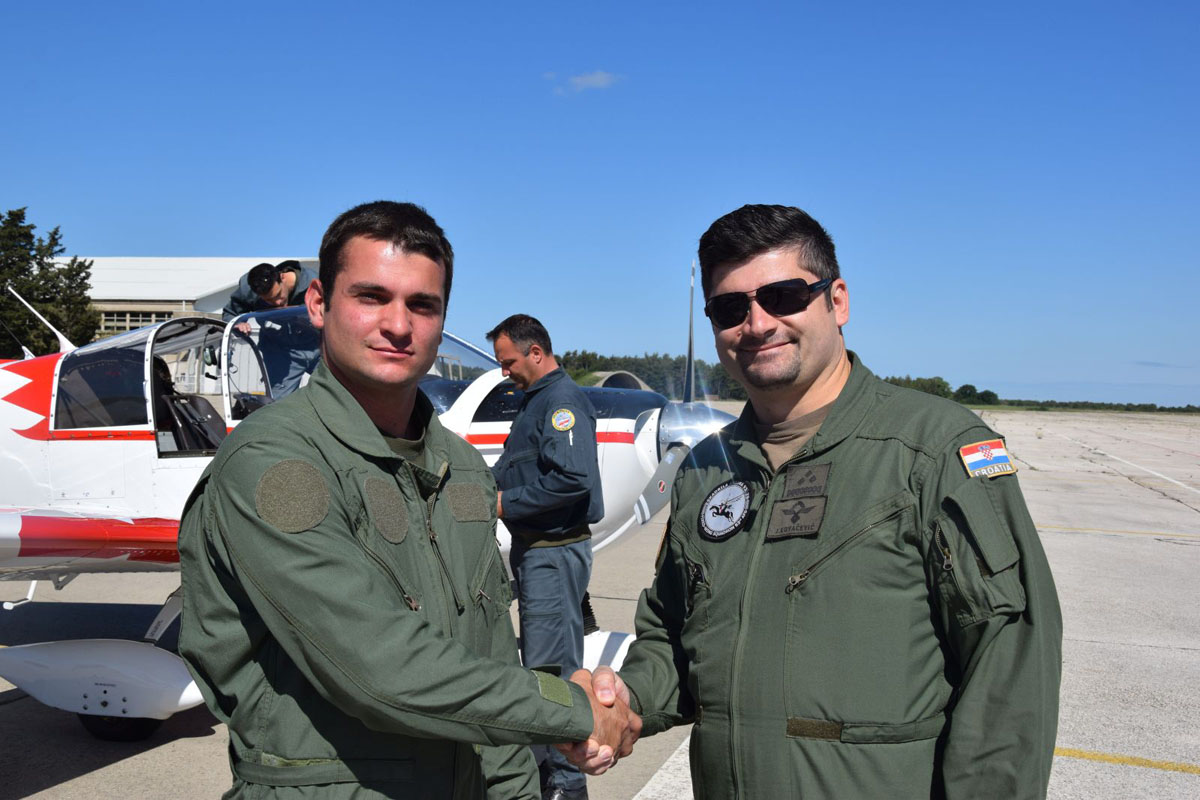 https://www.morh.hr/wp-content/gallery/prvi-samostalni-letovi-22-narastaja-kadeta/piloti_1052017_10.jpg
