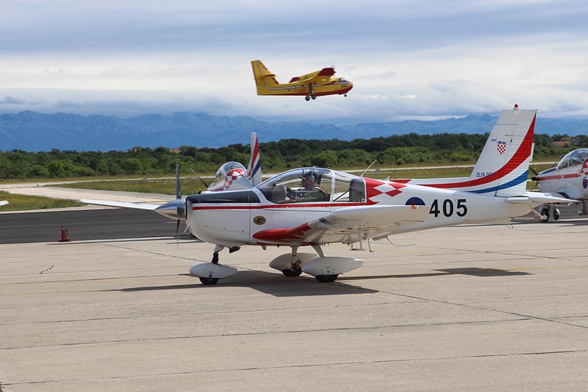 https://www.morh.hr/wp-content/gallery/prvi-samostalni-letovi-25-narastaja-vojnih-pilota-na-zlin-u/samostalni_letovi_23052019_03.jpg