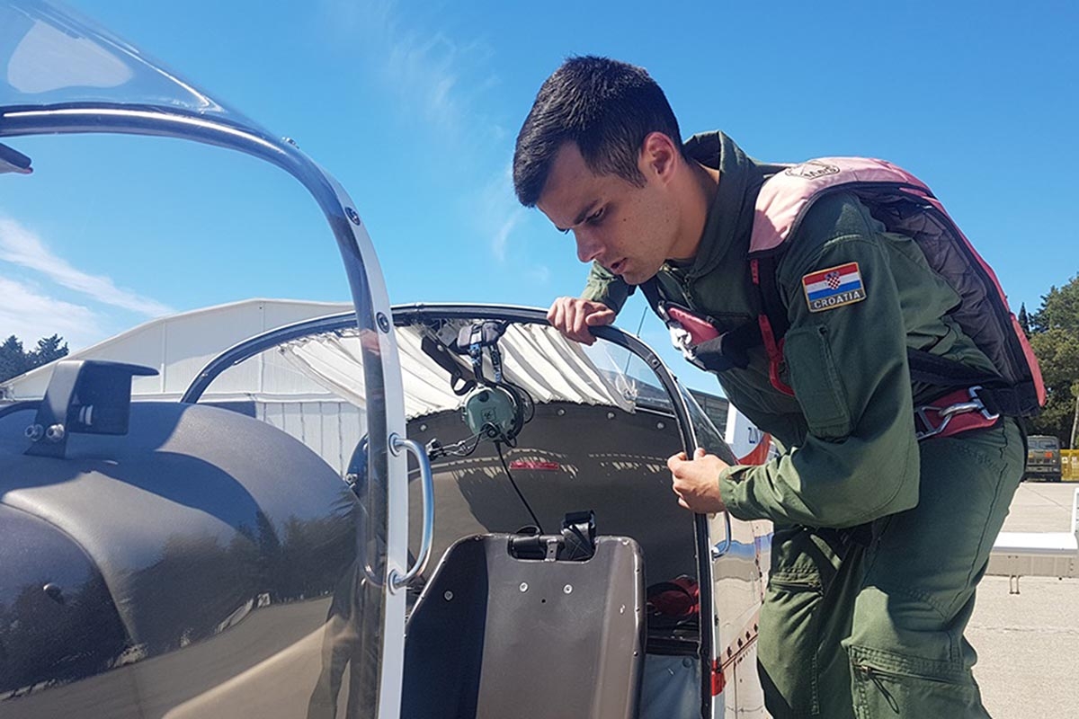 https://www.morh.hr/wp-content/gallery/prvi-samostalni-letovi-25-narastaja-vojnih-pilota-na-zlin-u/samostalni_letovi_23052019_09.jpg