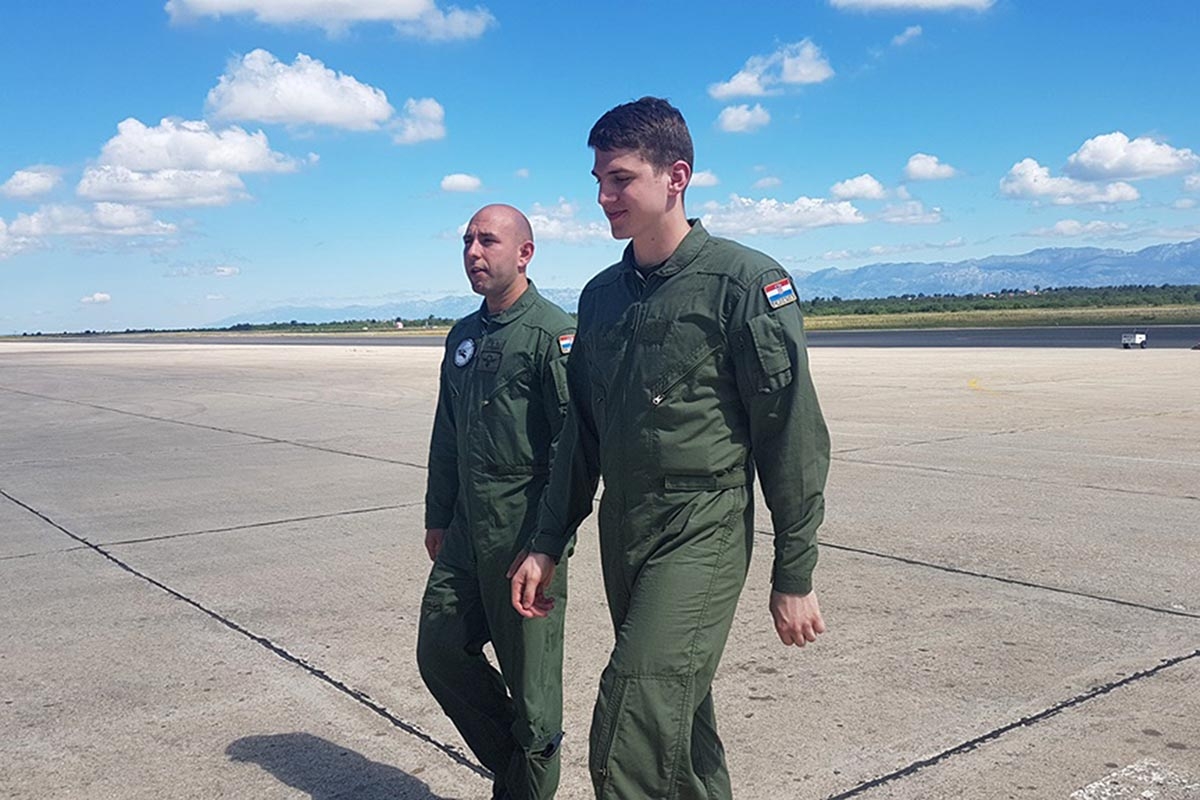 https://www.morh.hr/wp-content/gallery/prvi-samostalni-letovi-25-narastaja-vojnih-pilota-na-zlin-u/samostalni_letovi_23052019_16.jpg