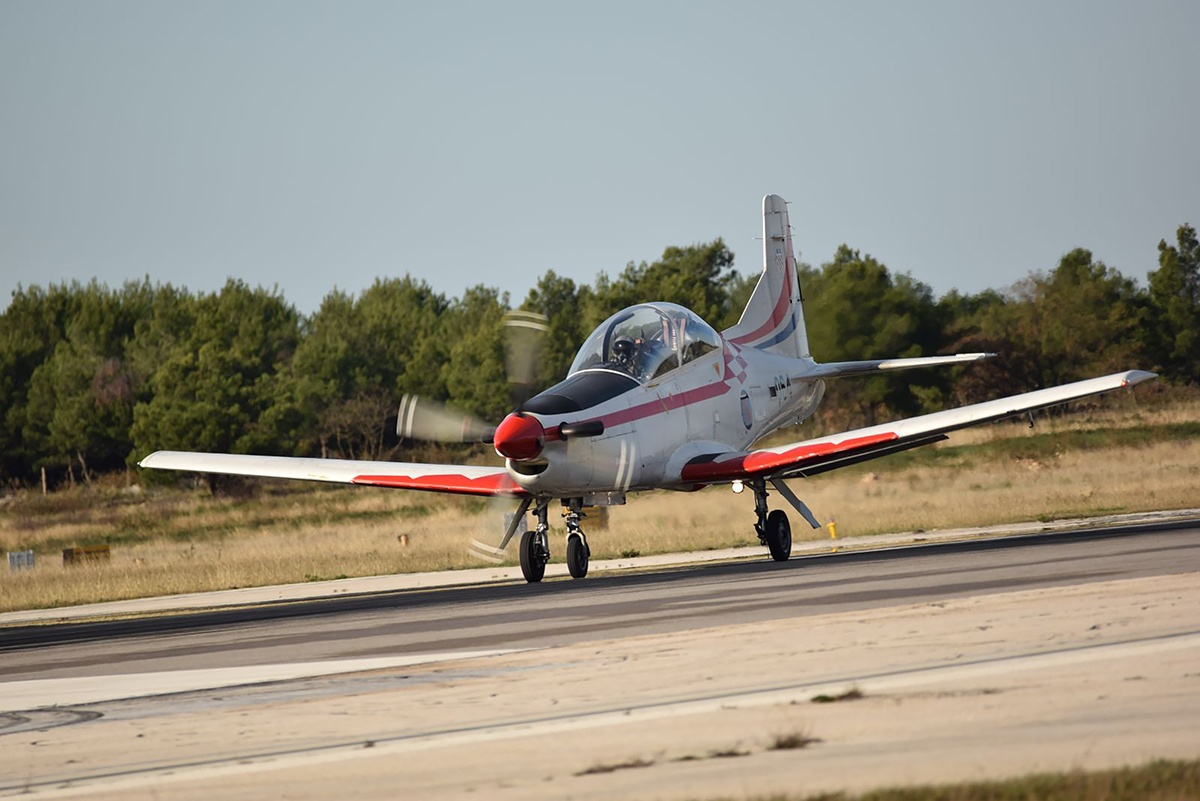https://www.morh.hr/wp-content/gallery/prvi-samostalni-letovi-kadeta-vojnih-pilota-na-pilatusu-pc-9m/prvi_letovi_hrz_03122019_04.jpg