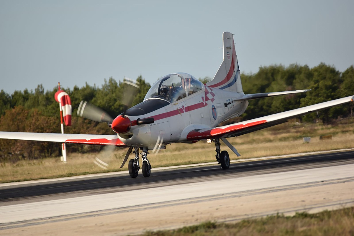 https://www.morh.hr/wp-content/gallery/prvi-samostalni-letovi-kadeta-vojnih-pilota-na-pilatusu-pc-9m/prvi_letovi_hrz_03122019_06.jpg