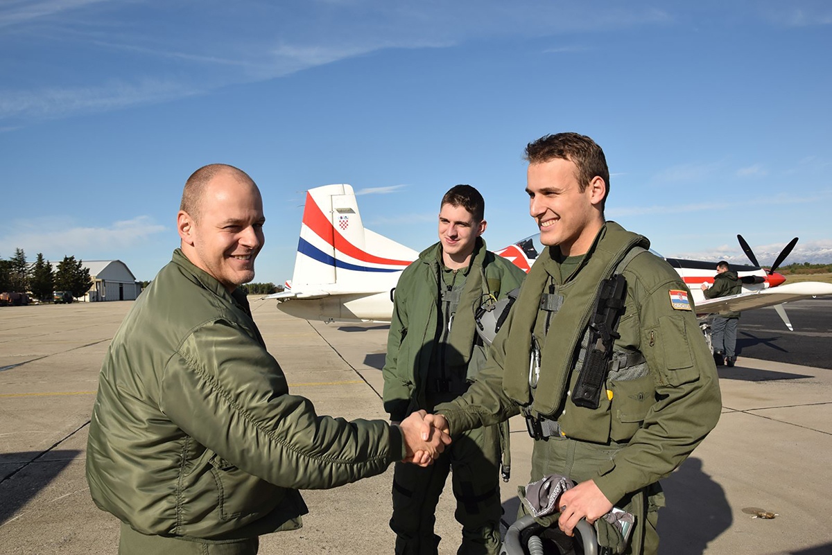 https://www.morh.hr/wp-content/gallery/prvi-samostalni-letovi-kadeta-vojnih-pilota-na-pilatusu-pc-9m/prvi_letovi_hrz_03122019_15.jpg