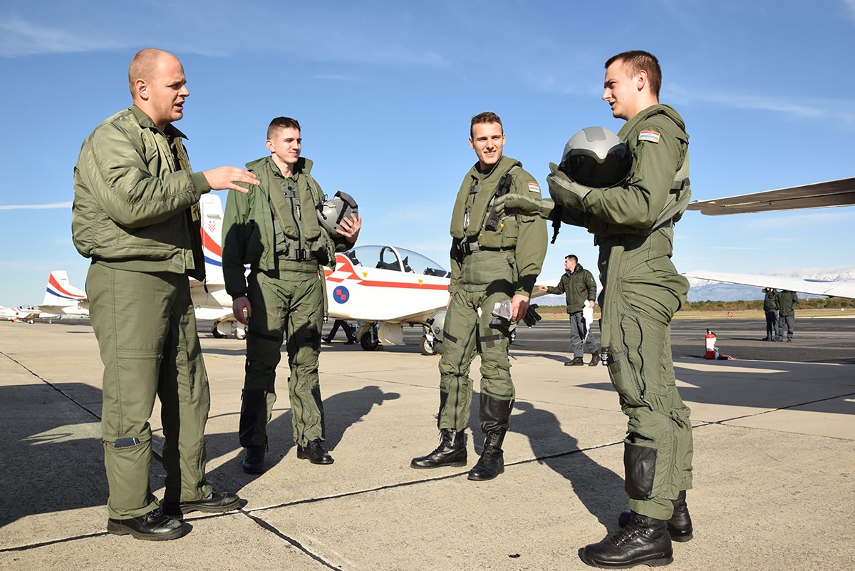 https://www.morh.hr/wp-content/gallery/prvi-samostalni-letovi-kadeta-vojnih-pilota-na-pilatusu-pc-9m/prvi_letovi_hrz_03122019_17.jpg