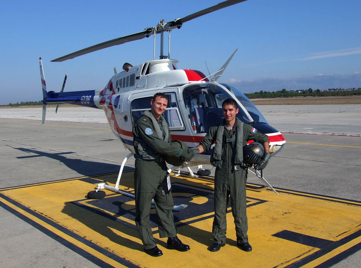 https://www.morh.hr/wp-content/gallery/prvi-strani-vojni-pilot-zavrio-kolovanje-u-hrz-i-pzo-u/mitrovski2_23072010.jpg