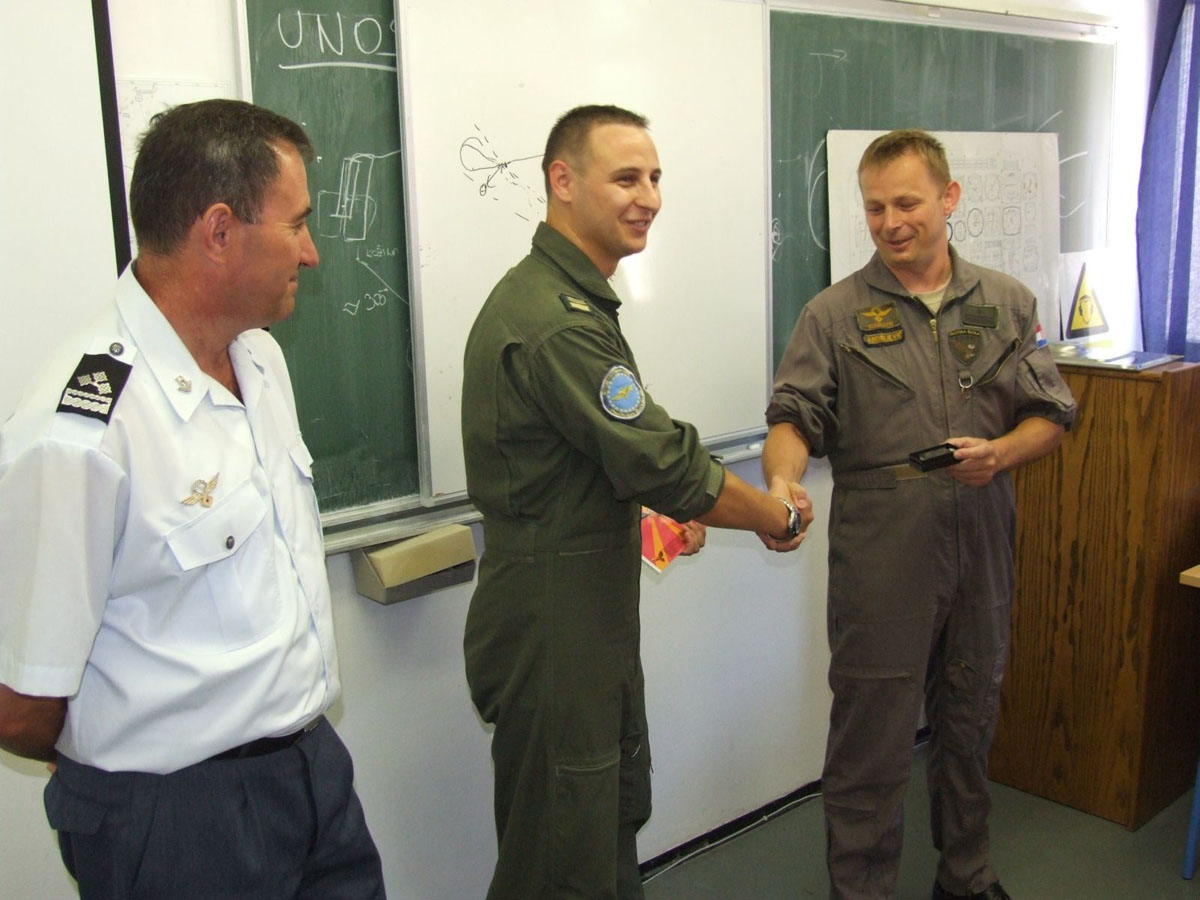 https://www.morh.hr/wp-content/gallery/prvi-strani-vojni-pilot-zavrio-kolovanje-u-hrz-i-pzo-u/mitrovski3_23072010.jpg