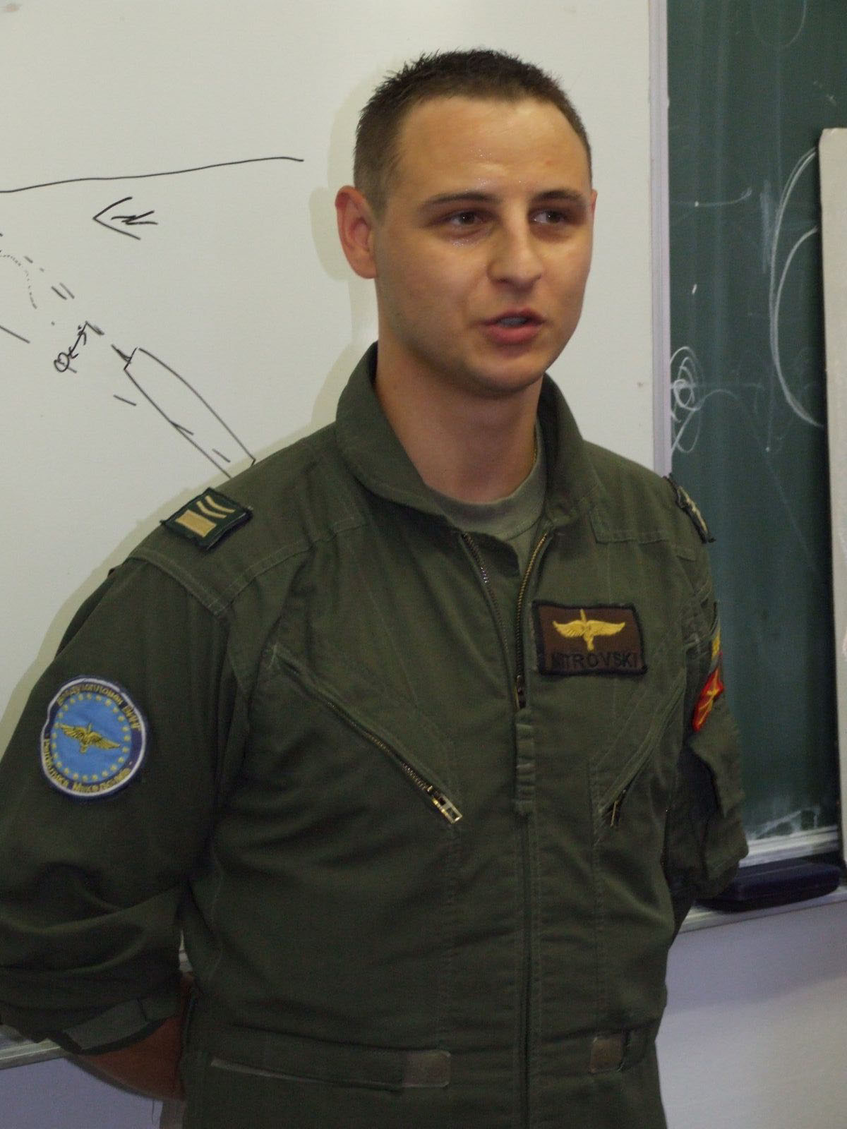 https://www.morh.hr/wp-content/gallery/prvi-strani-vojni-pilot-zavrio-kolovanje-u-hrz-i-pzo-u/mitrovski4_23072010.jpg