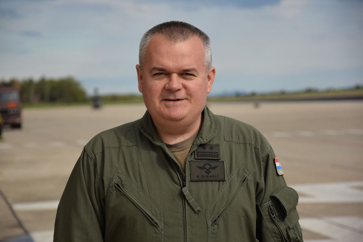 https://www.morh.hr/wp-content/gallery/pukovnik-ribaric-novi-zapovjednik-eskadrile-aviona/zapovjednik_eth_01052019_1.jpg