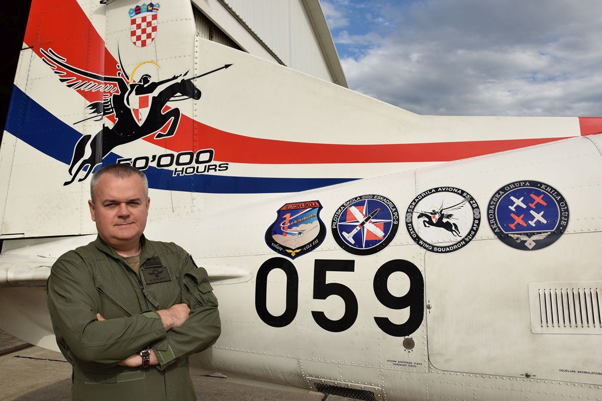 https://www.morh.hr/wp-content/gallery/pukovnik-ribaric-novi-zapovjednik-eskadrile-aviona/zapovjednik_eth_01052019_2.jpg