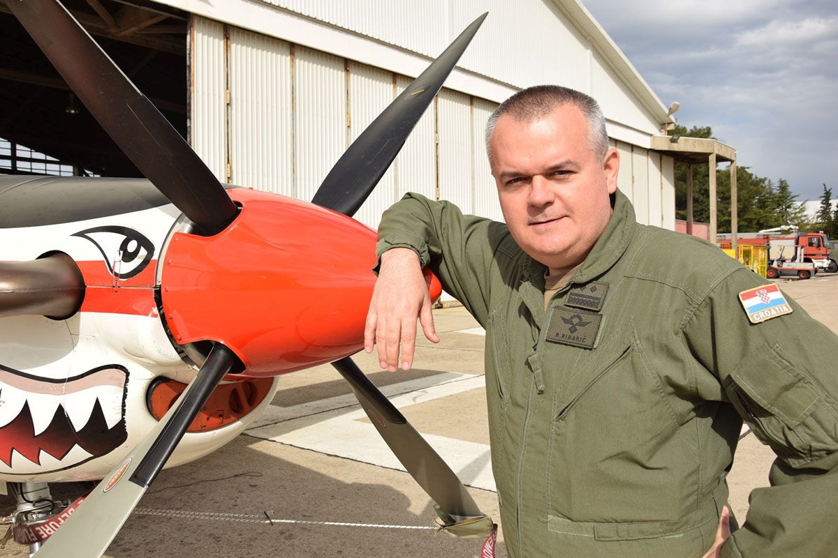https://www.morh.hr/wp-content/gallery/pukovnik-ribaric-novi-zapovjednik-eskadrile-aviona/zapovjednik_eth_01052019_3.jpg