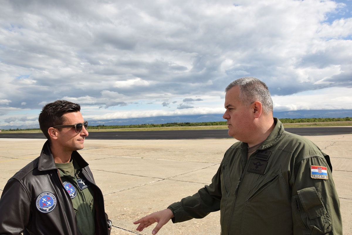 https://www.morh.hr/wp-content/gallery/pukovnik-ribaric-novi-zapovjednik-eskadrile-aviona/zapovjednik_eth_01052019_6.jpg
