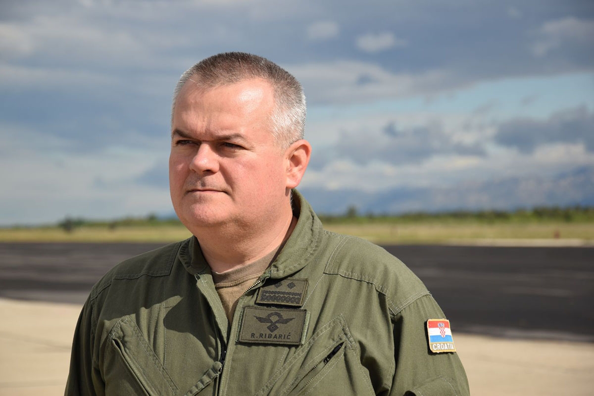https://www.morh.hr/wp-content/gallery/pukovnik-ribaric-novi-zapovjednik-eskadrile-aviona/zapovjednik_eth_01052019_7.jpg