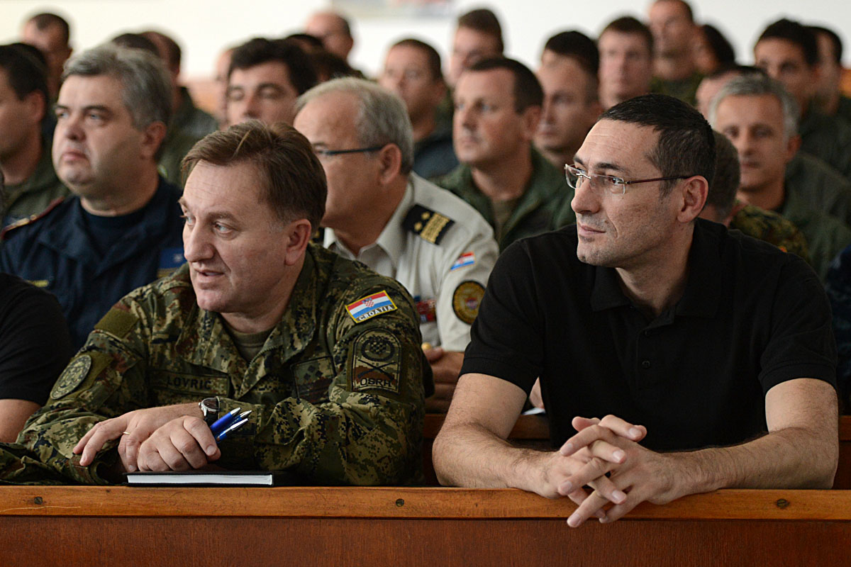 https://www.morh.hr/wp-content/gallery/radni-sastanak-o-ovogodinjoj-protupoarnoj-sezoni-u-zemuniku/pp_nos_25092012_01.jpg