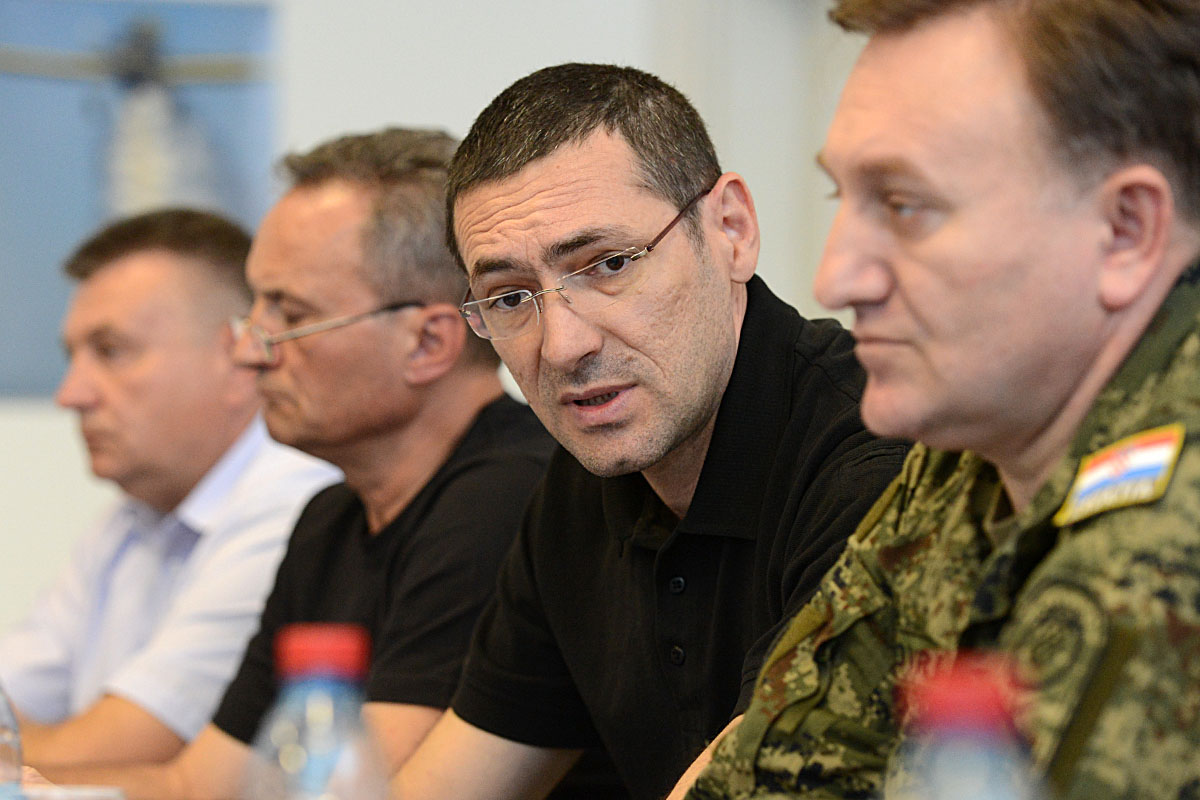 https://www.morh.hr/wp-content/gallery/radni-sastanak-o-ovogodinjoj-protupoarnoj-sezoni-u-zemuniku/pp_nos_25092012_11.jpg