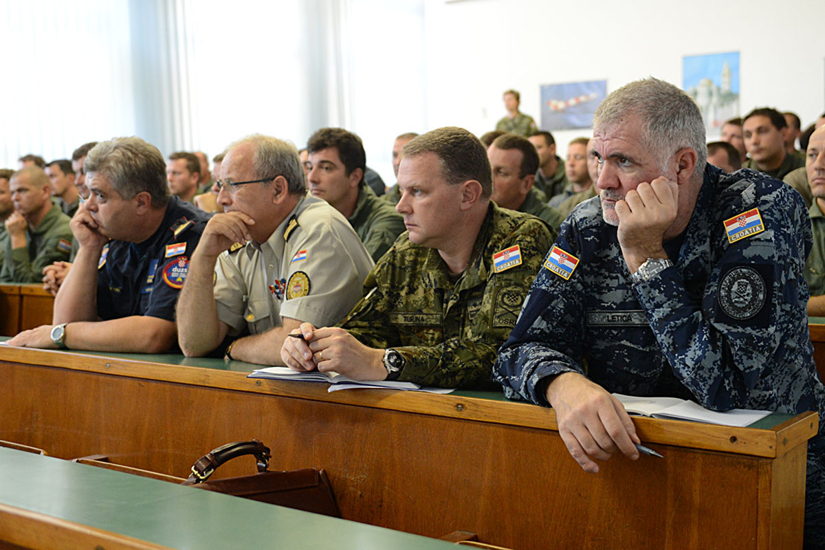 https://www.morh.hr/wp-content/gallery/radni-sastanak-o-ovogodinjoj-protupoarnoj-sezoni-u-zemuniku/pp_nos_25092012_15.jpg