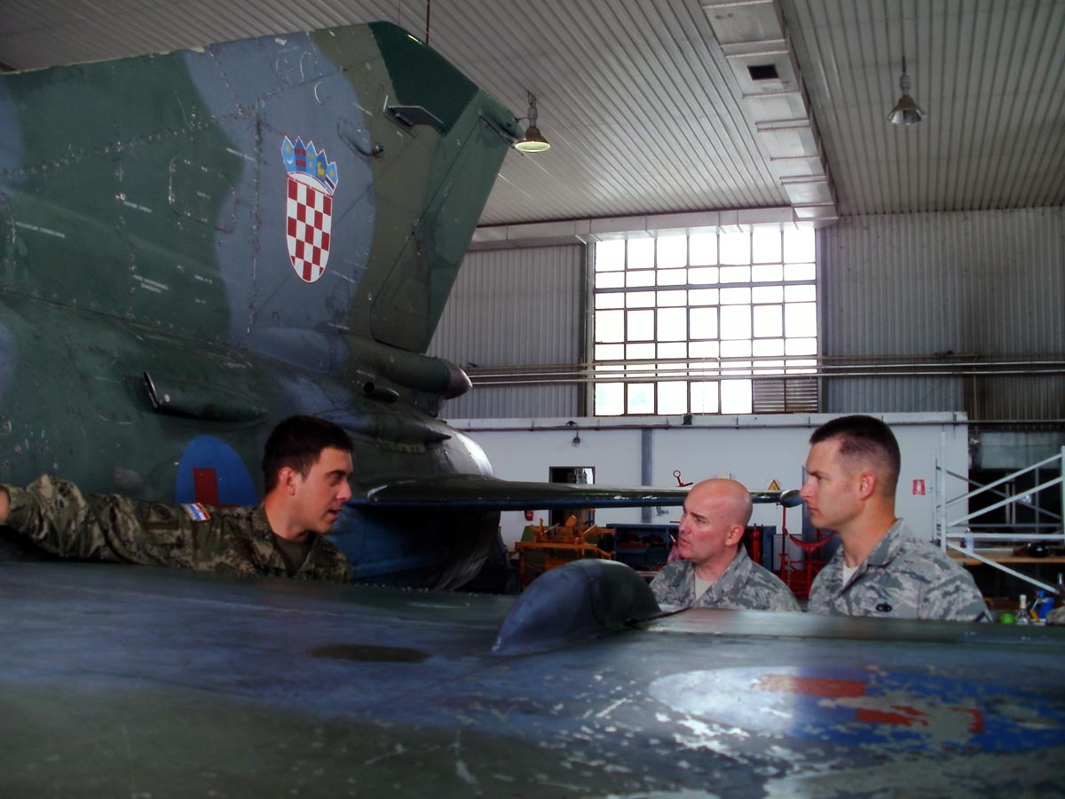 https://www.morh.hr/wp-content/gallery/razmjena-iskustva-u-odrzavanju-borbenih-aviona/razmjena_hrz_13092013_02.jpg