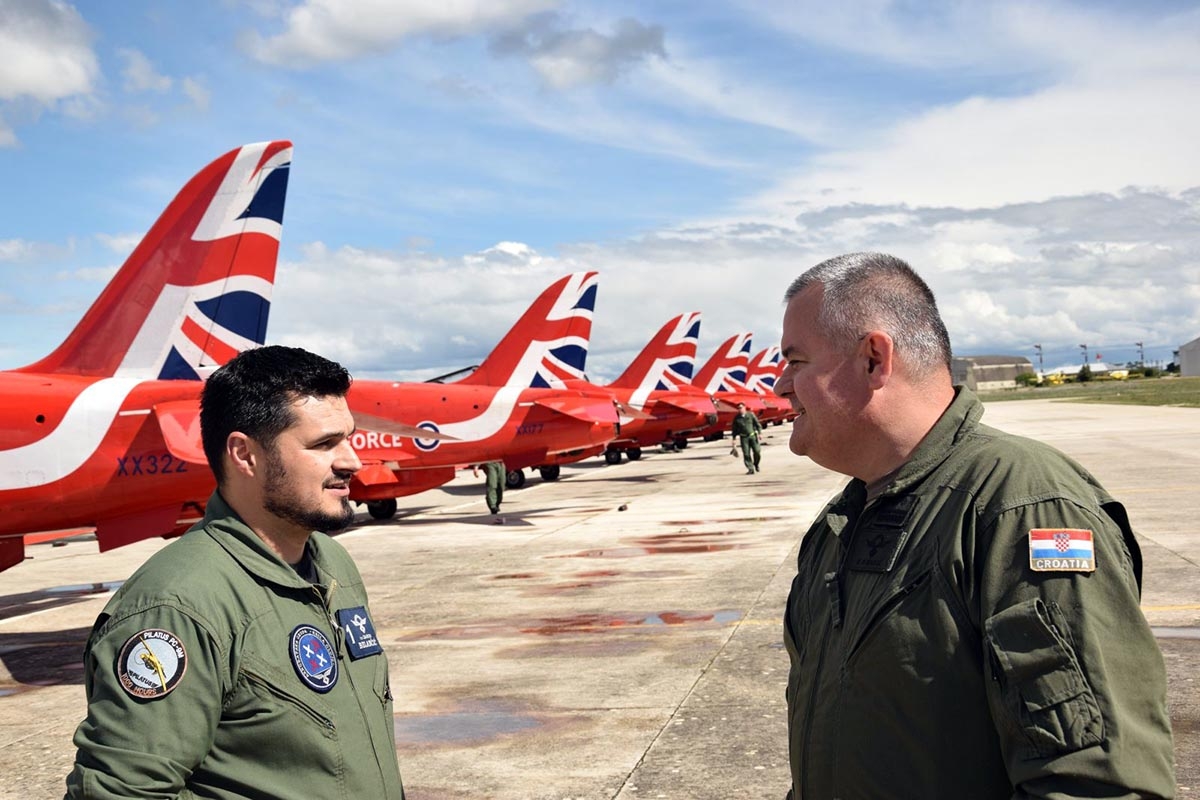 https://www.morh.hr/wp-content/gallery/red-arrowsi-doletjeli-do-krila-oluje/red_arrows_croatia_290419_08.jpg