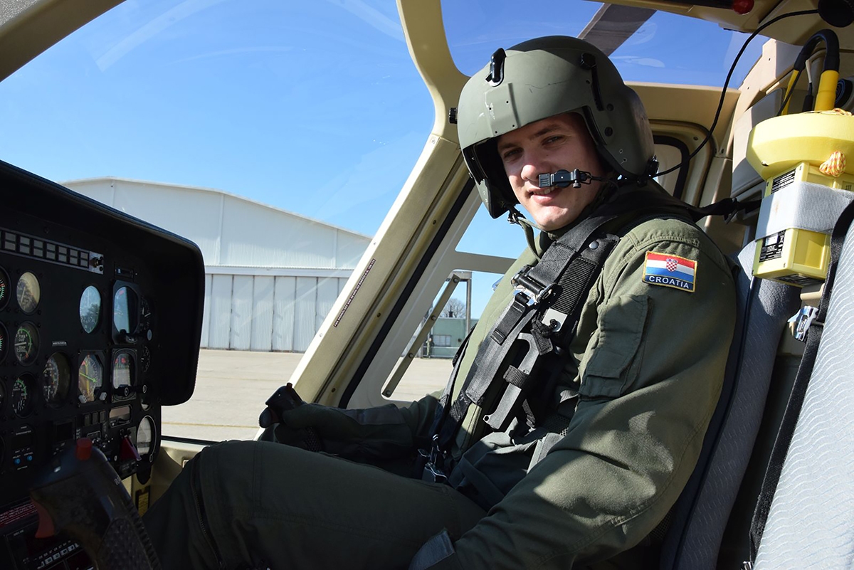 https://www.morh.hr/wp-content/gallery/samostalni-letovi-kadeta-na-helikopterima-bell-206b3/20200312-samostalni-letovi-11.jpg