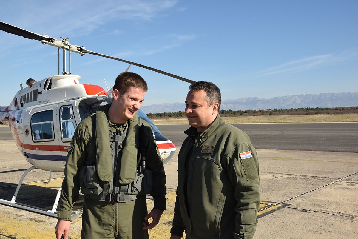 https://www.morh.hr/wp-content/gallery/samostalni-letovi-kadeta-na-helikopterima-bell-206b3/20200312-samostalni-letovi-3.jpg