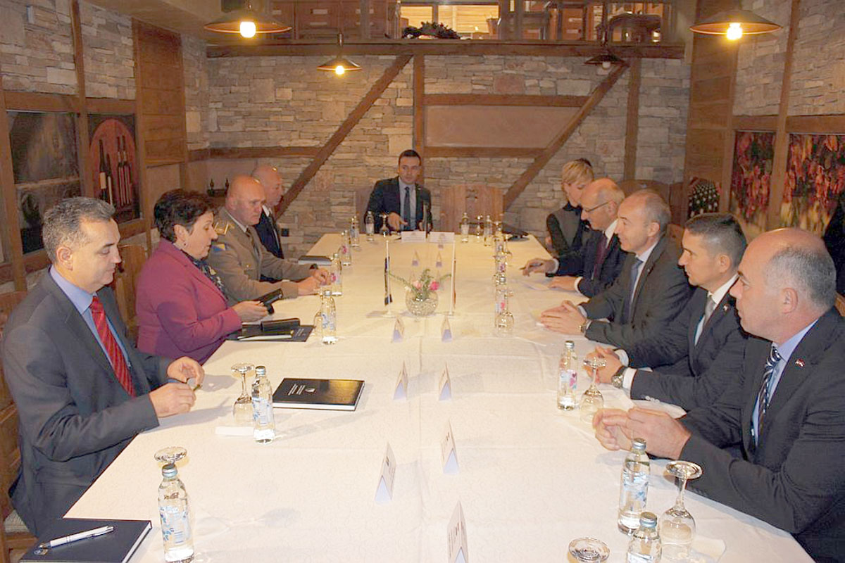 https://www.morh.hr/wp-content/gallery/sastanak-ministara-obrane-hrvatske-i-bih-u-medugorju/161116-43.jpg