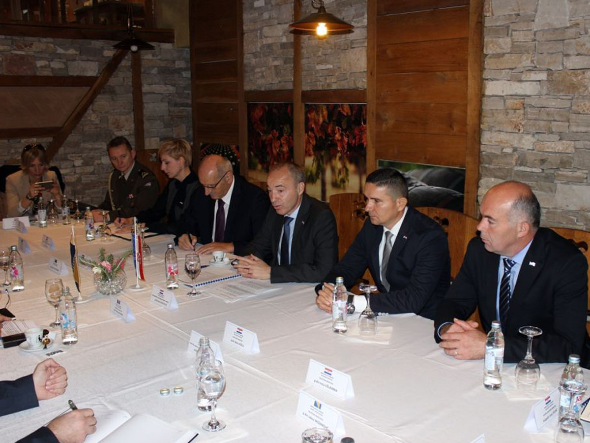 https://www.morh.hr/wp-content/gallery/sastanak-ministara-obrane-hrvatske-i-bih-u-medugorju/161116-44.jpg