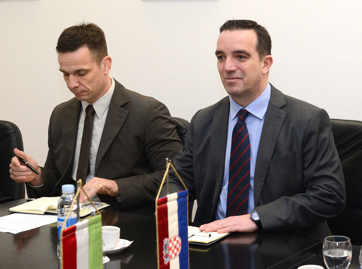 https://www.morh.hr/wp-content/gallery/sastanak-ministra-buljevica-i-madarskog-veleposlanika-magyara/mo-rh-h_24022016_3.jpg