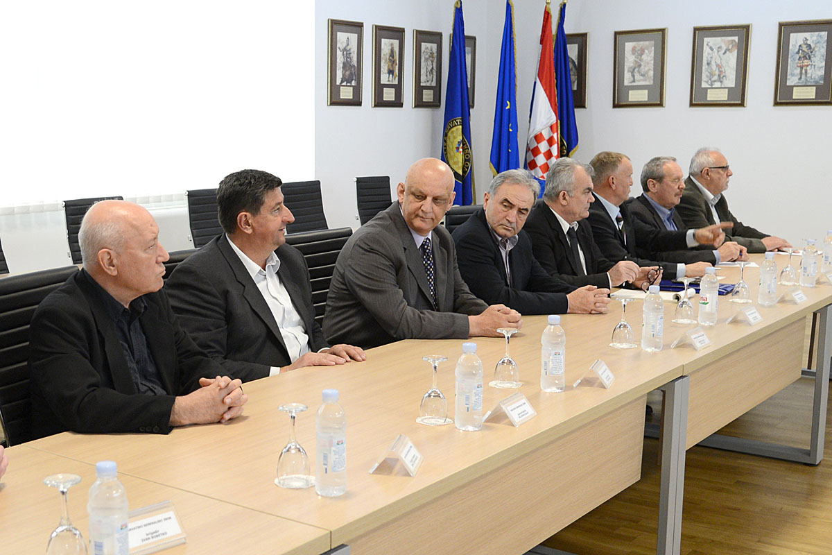 https://www.morh.hr/wp-content/gallery/sastanak-ministra-obrane-i-clanova-hrvatskog-generalskog-zbora/generali_08042016_02.jpg