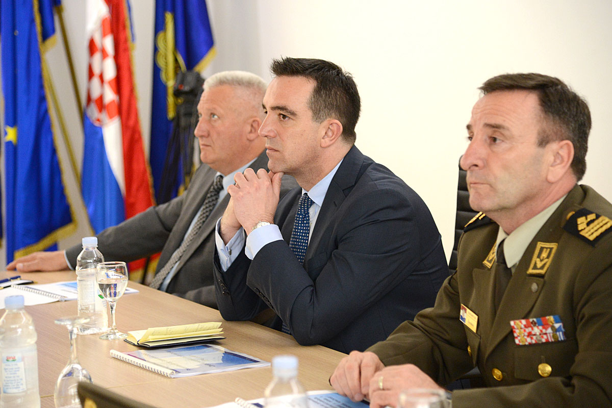 https://www.morh.hr/wp-content/gallery/sastanak-ministra-obrane-i-clanova-hrvatskog-generalskog-zbora/generali_08042016_05.jpg