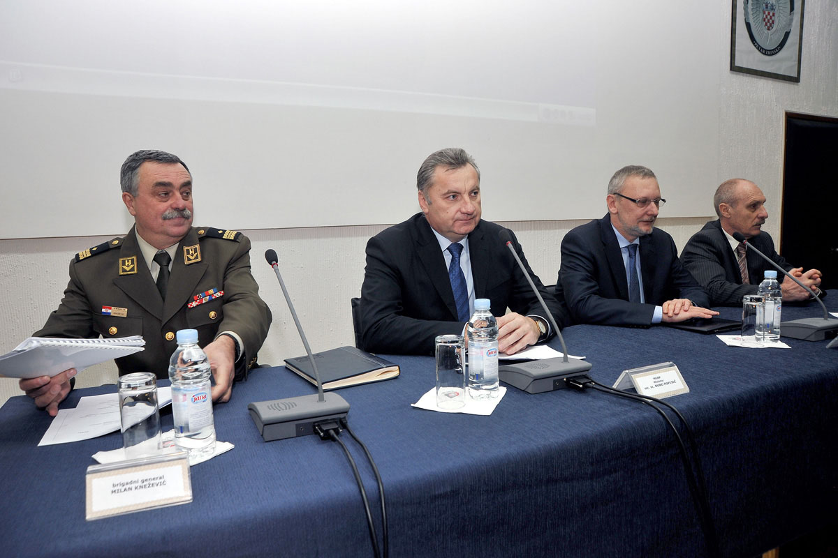 https://www.morh.hr/wp-content/gallery/sastanak-s-hrvatskim-proizvoaima-vojne-opreme-i-naoruanja/hr_pvoin_20110112_02.jpg