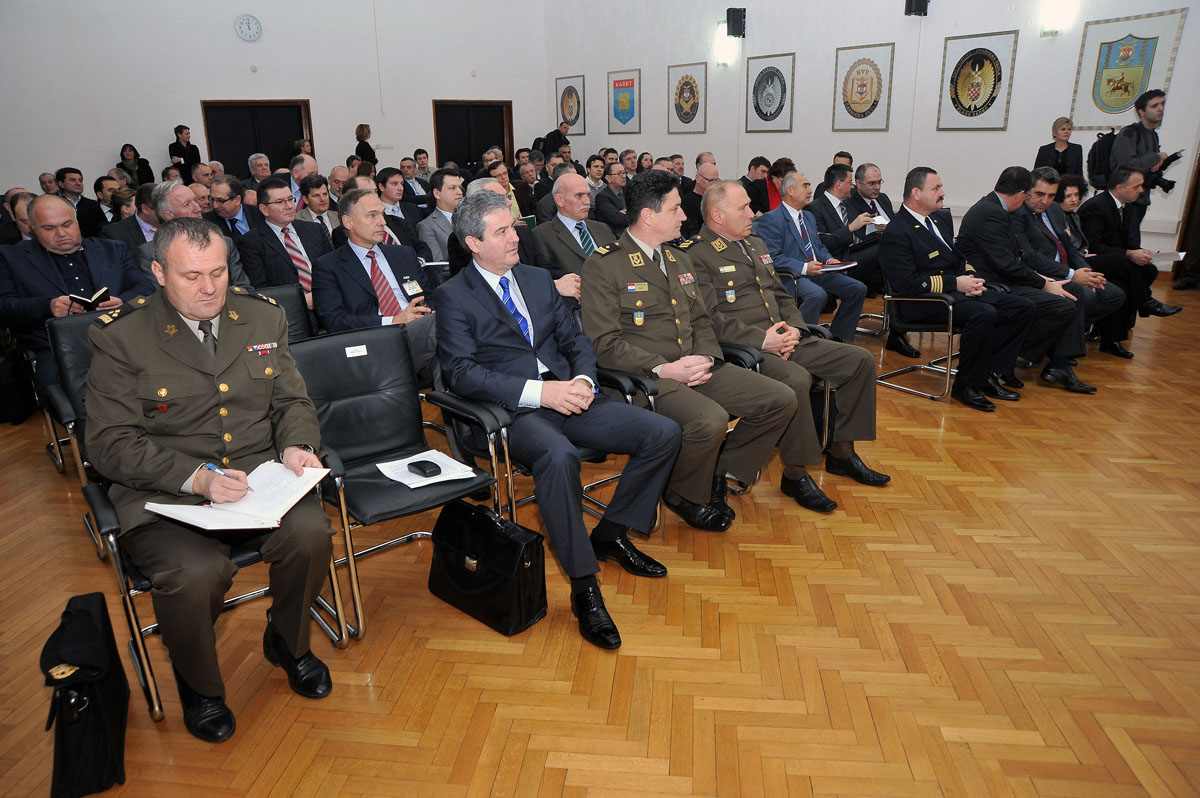 https://www.morh.hr/wp-content/gallery/sastanak-s-hrvatskim-proizvoaima-vojne-opreme-i-naoruanja/hr_pvoin_20110112_03.jpg