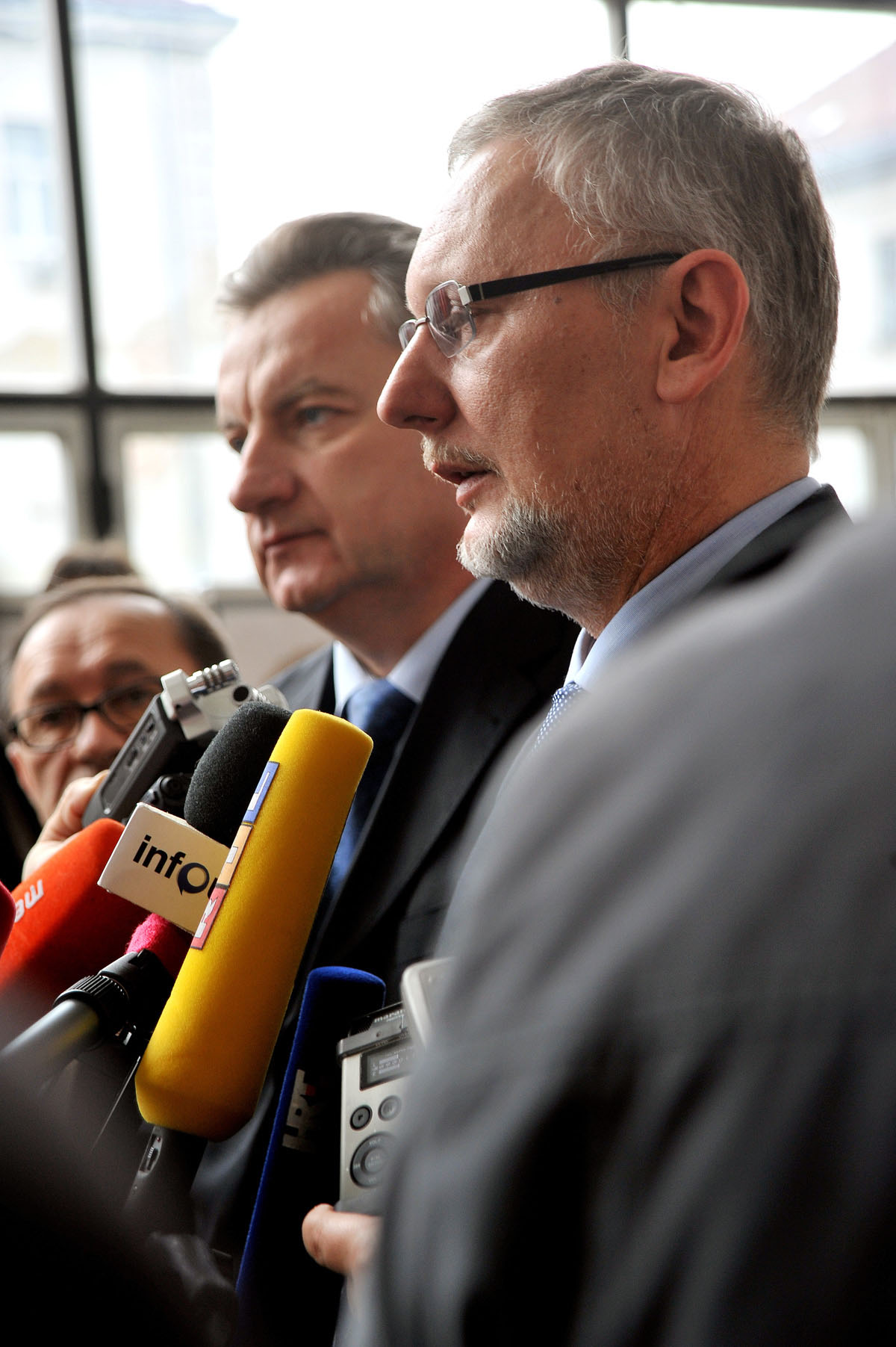 https://www.morh.hr/wp-content/gallery/sastanak-s-hrvatskim-proizvoaima-vojne-opreme-i-naoruanja/hr_pvoin_20110112_10.jpg