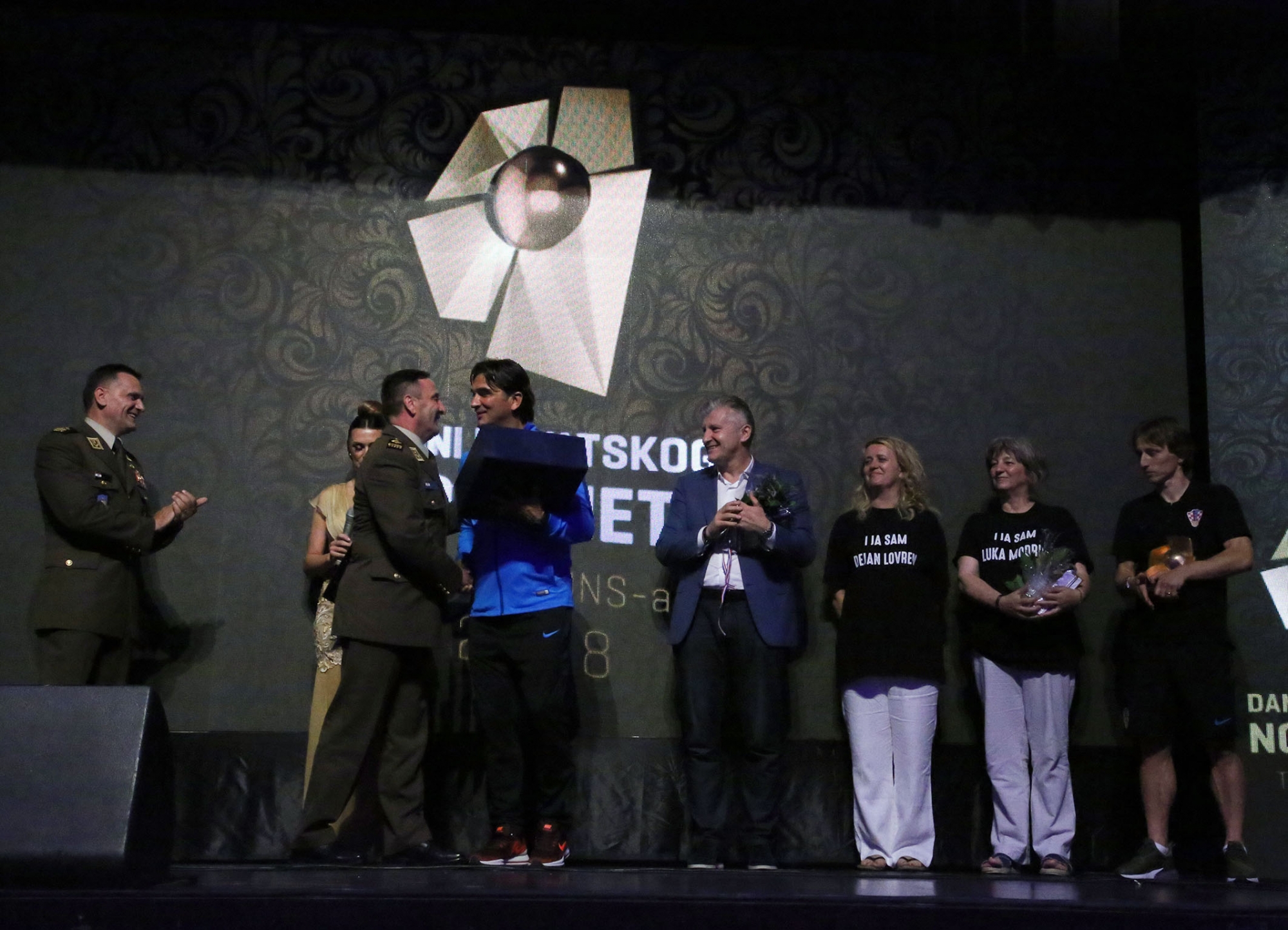 https://www.morh.hr/wp-content/gallery/simbol-pobjede-hrvatske-vojske-za-hrvatsku-nogometnu-reprezentaciju/en5b0807_.jpg