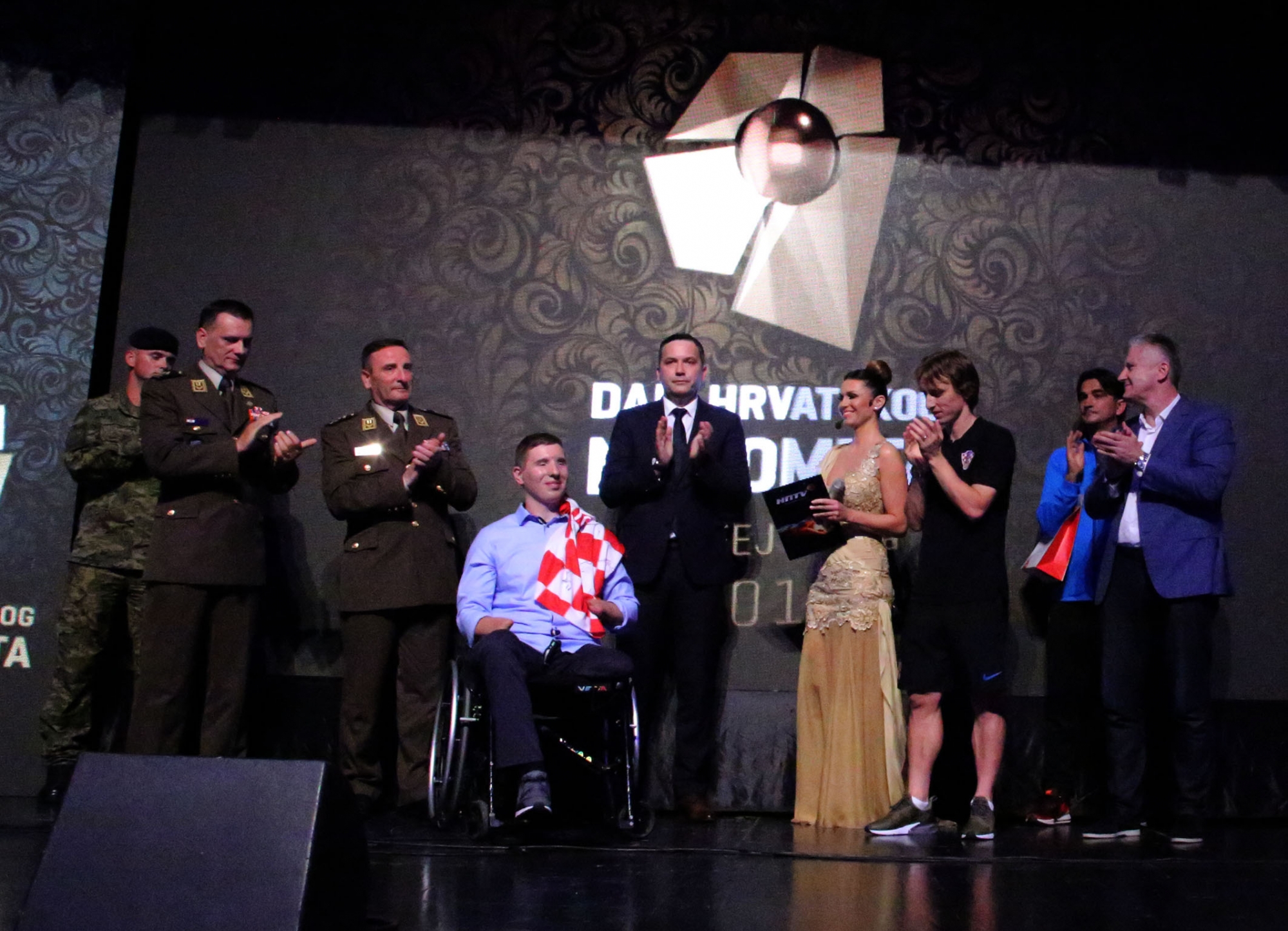 https://www.morh.hr/wp-content/gallery/simbol-pobjede-hrvatske-vojske-za-hrvatsku-nogometnu-reprezentaciju/en5b0869_.jpg