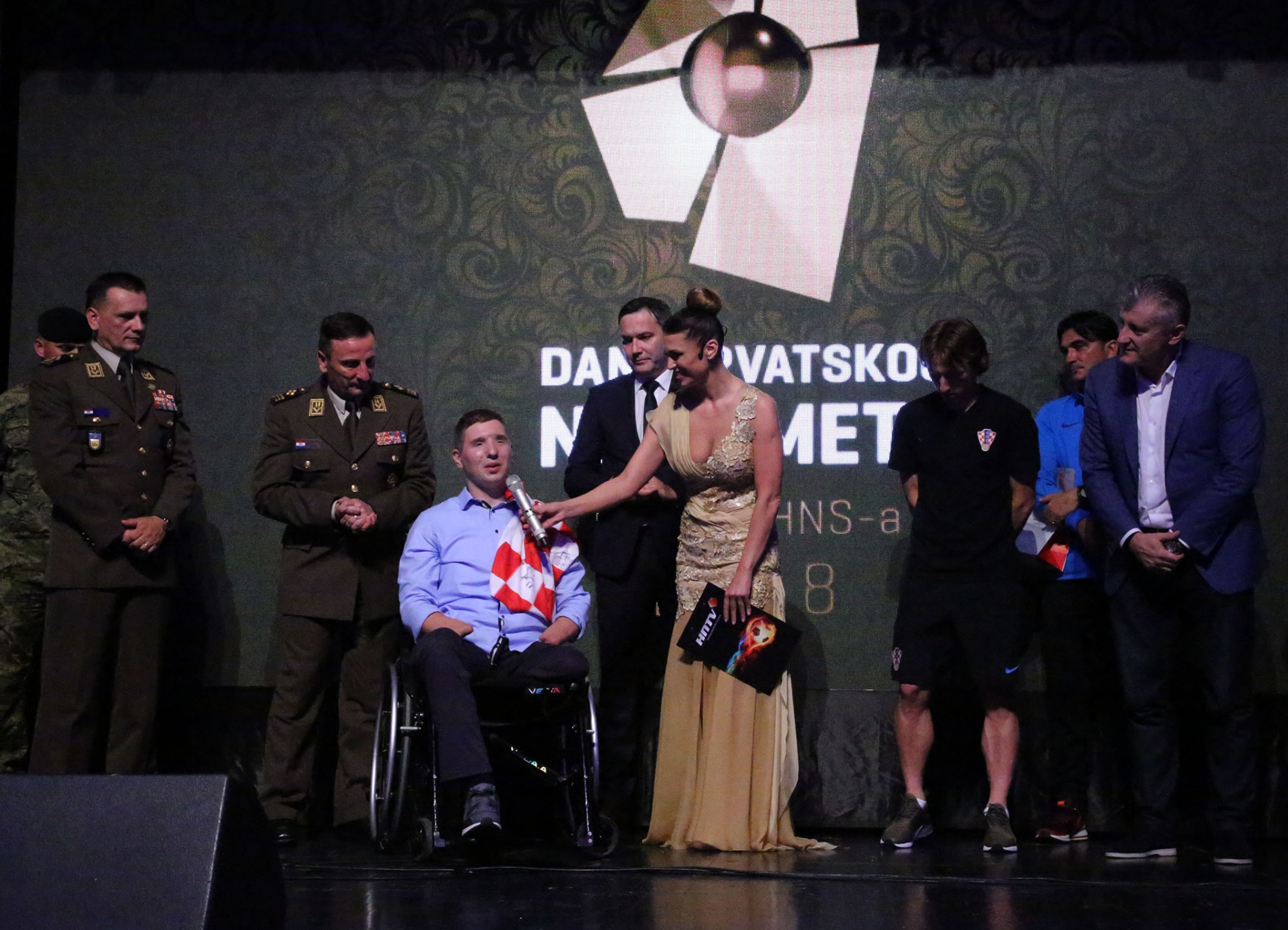 https://www.morh.hr/wp-content/gallery/simbol-pobjede-hrvatske-vojske-za-hrvatsku-nogometnu-reprezentaciju/en5b0879_.jpg