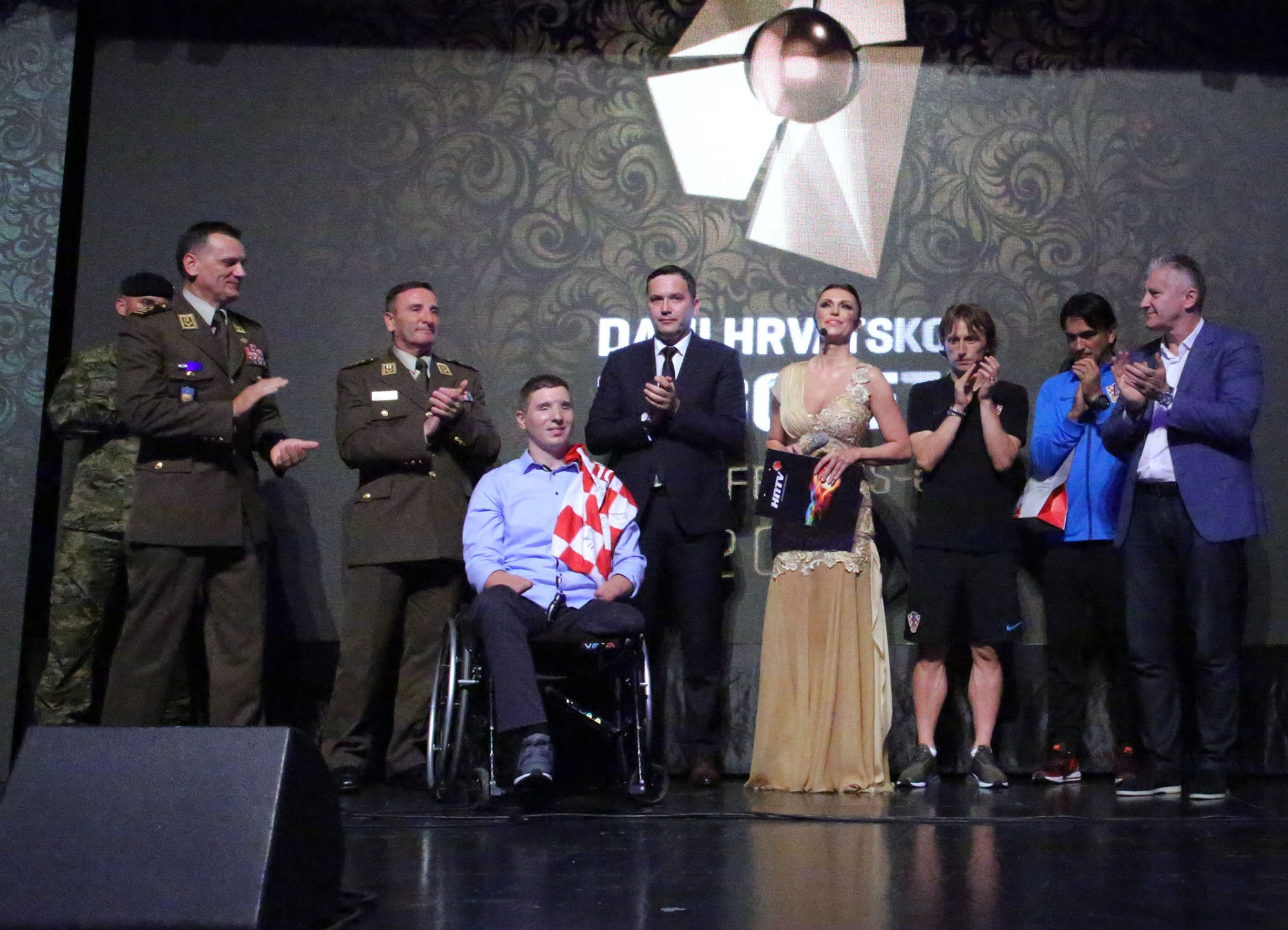 https://www.morh.hr/wp-content/gallery/simbol-pobjede-hrvatske-vojske-za-hrvatsku-nogometnu-reprezentaciju/en5b0892_.jpg