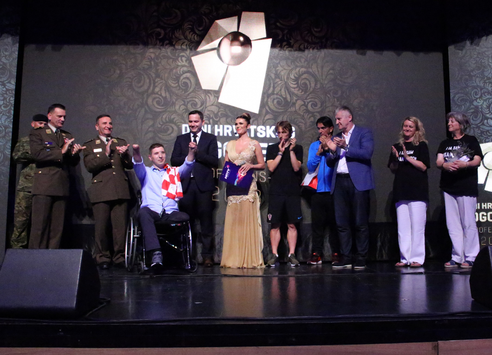 https://www.morh.hr/wp-content/gallery/simbol-pobjede-hrvatske-vojske-za-hrvatsku-nogometnu-reprezentaciju/en5b0898_.jpg