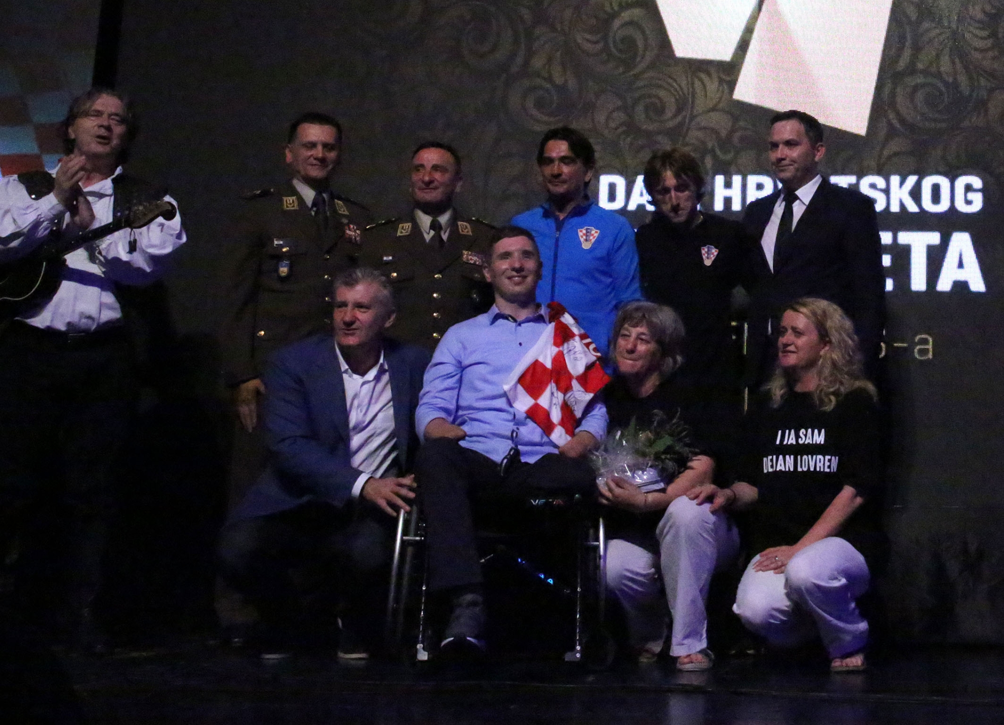 https://www.morh.hr/wp-content/gallery/simbol-pobjede-hrvatske-vojske-za-hrvatsku-nogometnu-reprezentaciju/en5b0924_.jpg