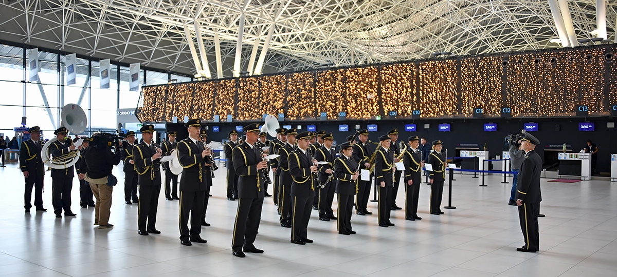 https://www.morh.hr/wp-content/gallery/simfonijski-puhacki-orkestar-hv-a-u-zracnoj-luci-franjo-tudman/orkestar_zracna_luka_03122019_03.jpg