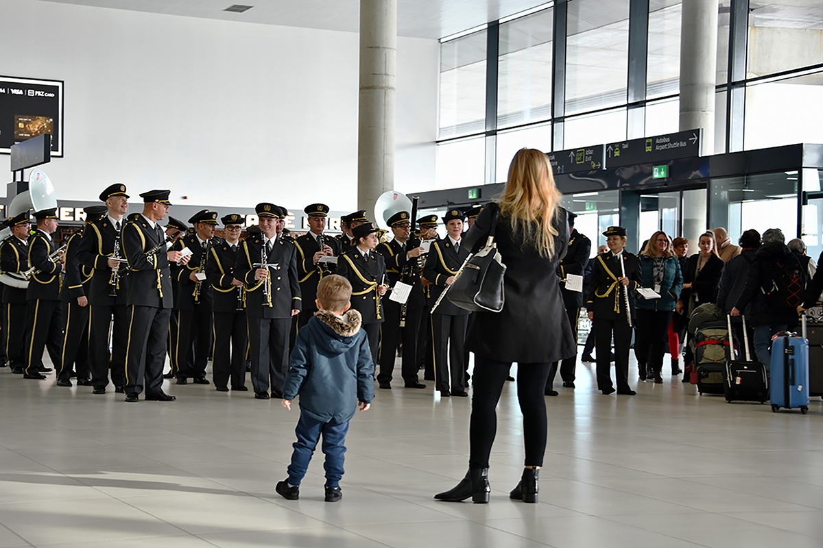 https://www.morh.hr/wp-content/gallery/simfonijski-puhacki-orkestar-hv-a-u-zracnoj-luci-franjo-tudman/orkestar_zracna_luka_03122019_06.jpg