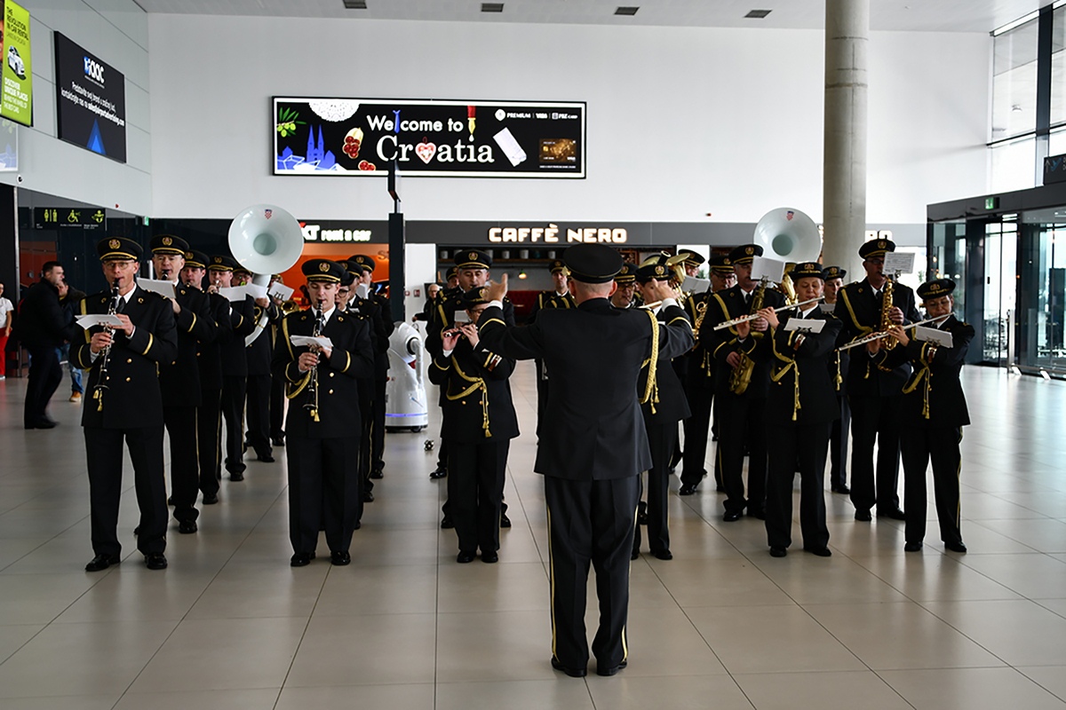 https://www.morh.hr/wp-content/gallery/simfonijski-puhacki-orkestar-hv-a-u-zracnoj-luci-franjo-tudman/orkestar_zracna_luka_03122019_09.jpg