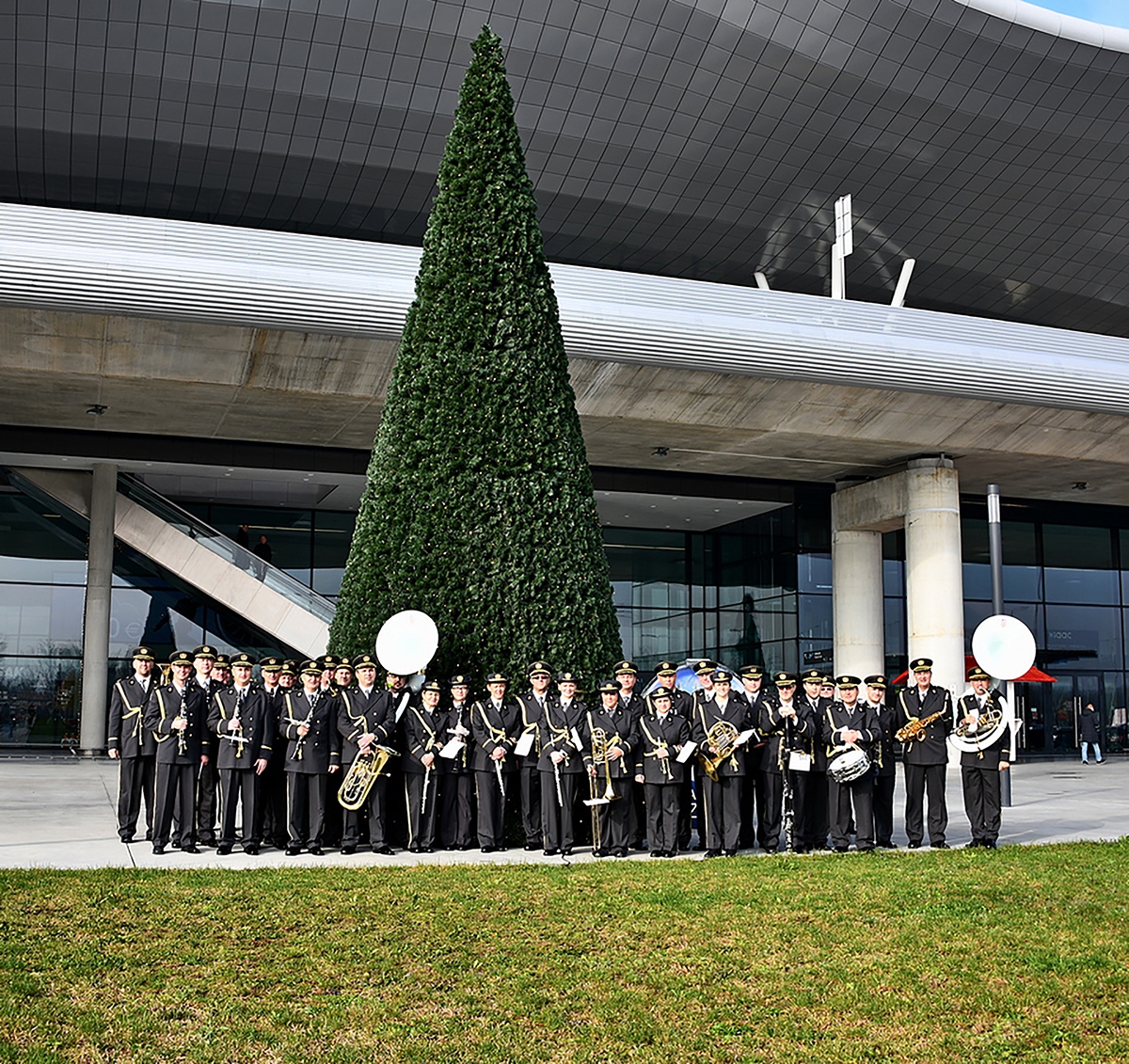 https://www.morh.hr/wp-content/gallery/simfonijski-puhacki-orkestar-hv-a-u-zracnoj-luci-franjo-tudman/orkestar_zracna_luka_03122019_10.jpg