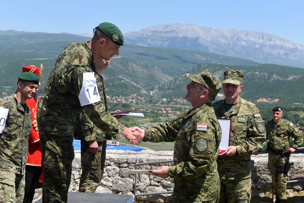 https://www.morh.hr/wp-content/gallery/skupnik-ivo-basic-prvi-za-hrvatsku-2017/pzh_19052017_15.jpg