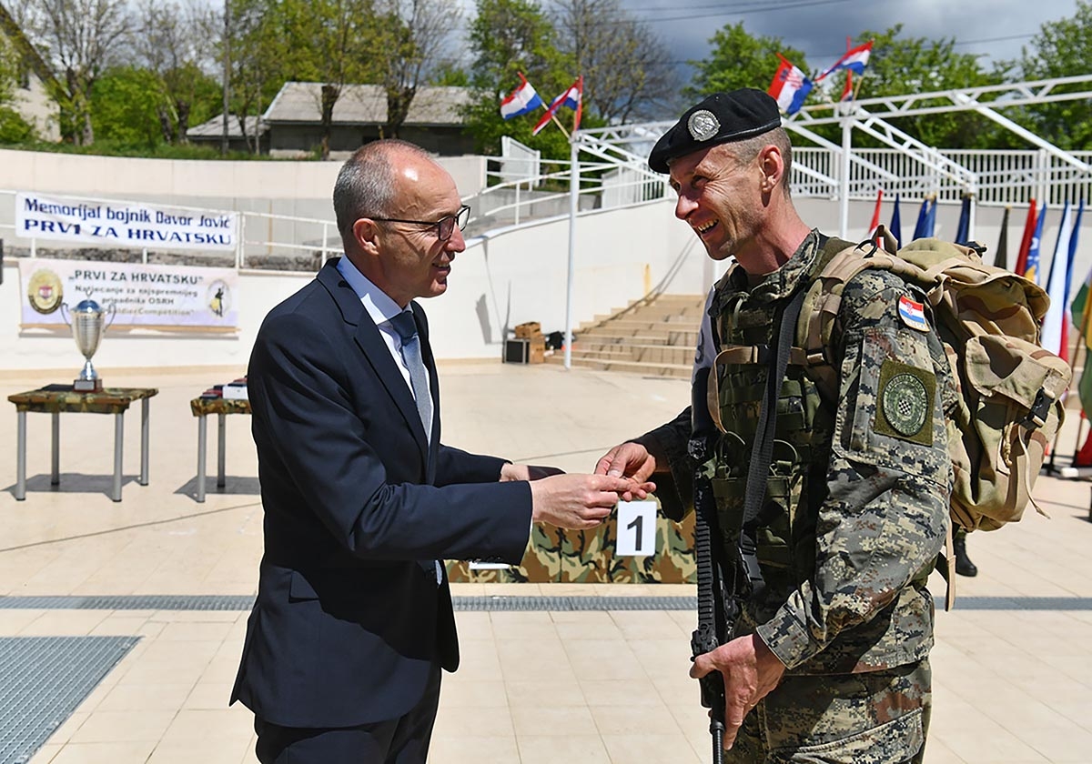 https://www.morh.hr/wp-content/gallery/skupnik-nikola-knezevic-najspremniji-je-pripadnik-hrvatske-vojske/prvi_za_hr_10052019_42.jpg