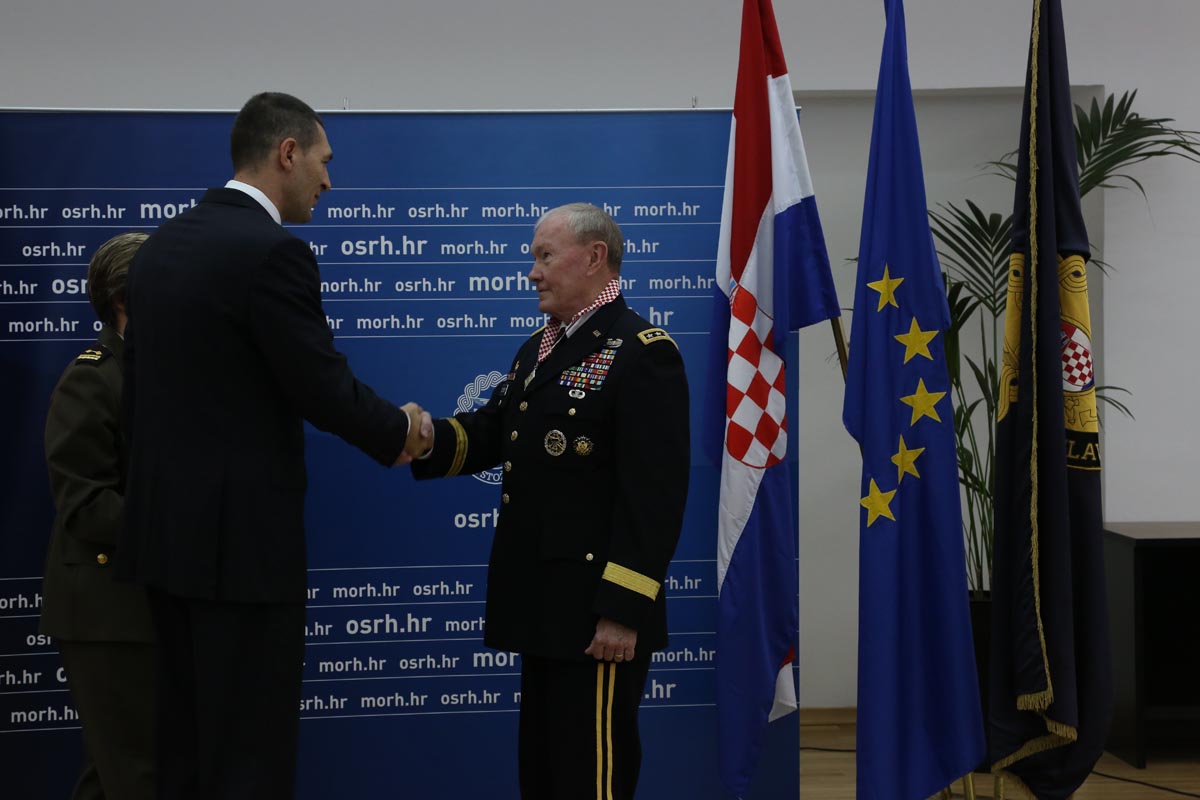 https://www.morh.hr/wp-content/gallery/sluzbeni-posjet-generala-dempseya-morh-u-i-oruzanim-snagama-rh/dempsey-22092014_05.jpg
