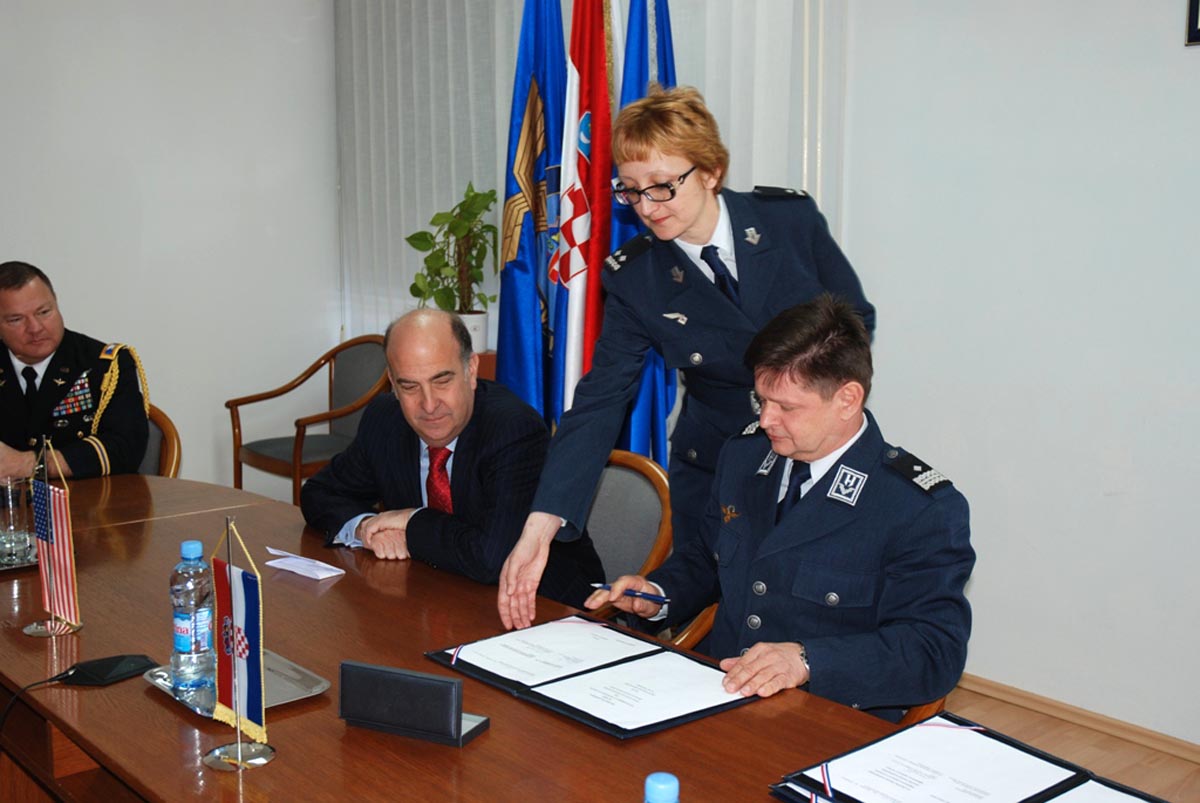 https://www.morh.hr/wp-content/gallery/sporazum-o-koritenju-zranog-prostora/sporazum-27032013_01.jpg