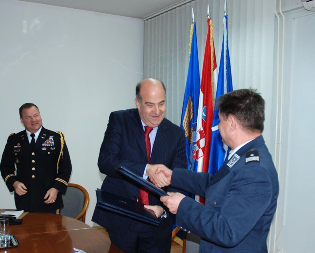 https://www.morh.hr/wp-content/gallery/sporazum-o-koritenju-zranog-prostora/sporazum-27032013_02.jpg