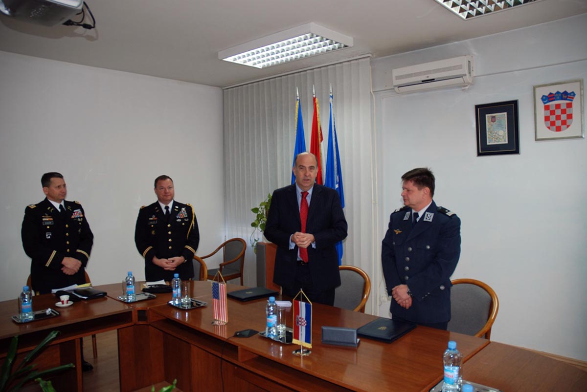 https://www.morh.hr/wp-content/gallery/sporazum-o-koritenju-zranog-prostora/sporazum-27032013_03.jpg