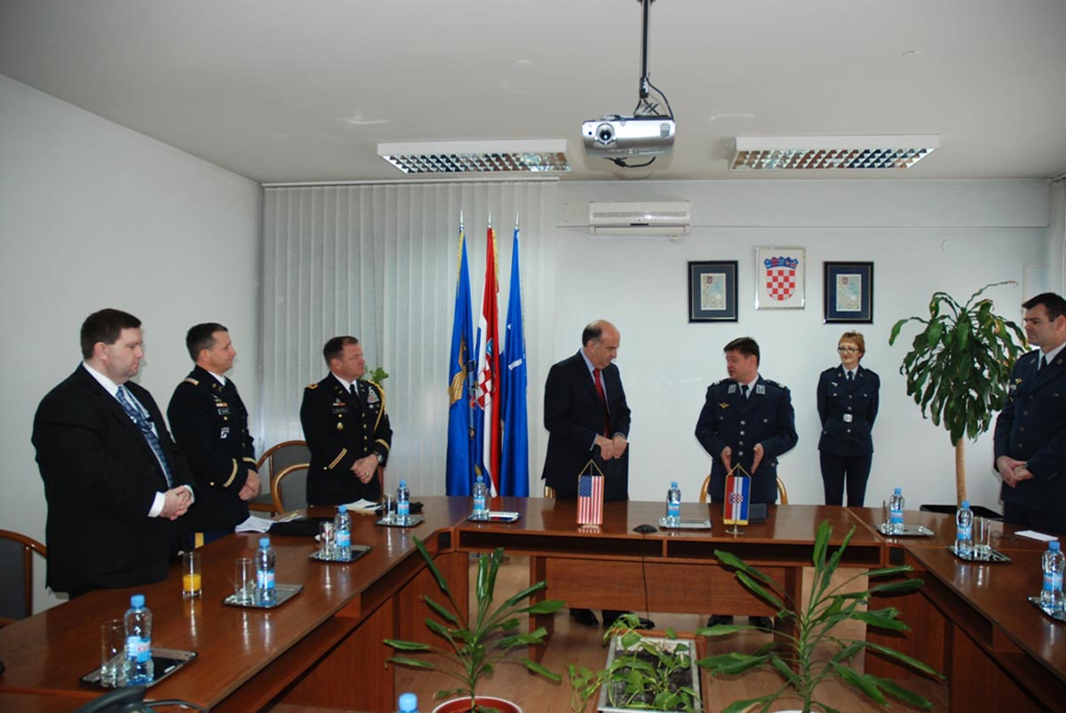 https://www.morh.hr/wp-content/gallery/sporazum-o-koritenju-zranog-prostora/sporazum-27032013_04.jpg