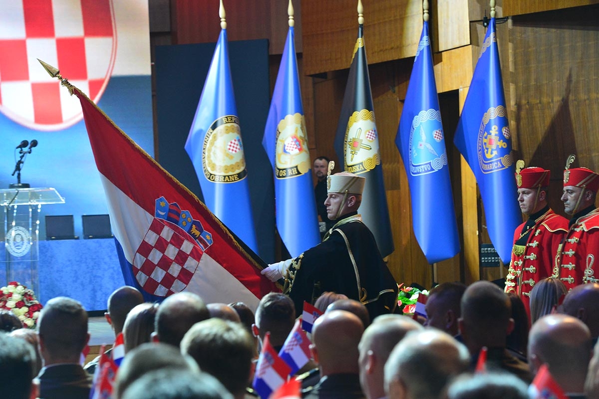 https://www.morh.hr/wp-content/gallery/sredisnja-svecanost-28-obljetnice-hrvatske-vojske/svecana_akademija_kdlisinski_hv_osrh_280519_08.jpg