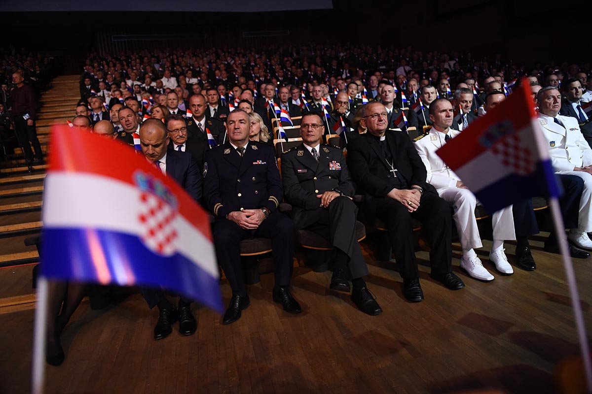 https://www.morh.hr/wp-content/gallery/sredisnja-svecanost-28-obljetnice-hrvatske-vojske/svecana_akademija_kdlisinski_hv_osrh_280519_18.jpg